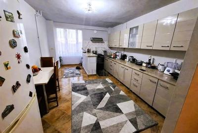 Apartament cu 4 camere decomandat în Mircea cel Bătrân
