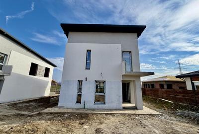 Casă cu 4 camere decomandat în Miroslava