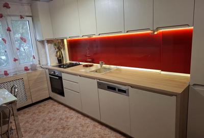 Apartament cu 3 camere semidecomandat, mobilat în Gheorgheni