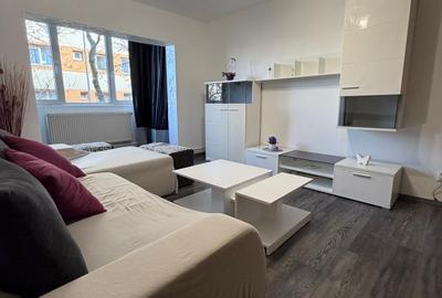 Apartament cu 3 camere semidecomandat în Girocului