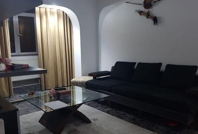Apartament cu 2 camere semidecomandat, mobilat în Micro 9