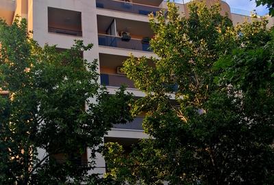 Apartament cu 2 camere semidecomandat, mobilat în Decebal