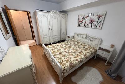 Apartament cu 3 camere decomandat în Victoriei
