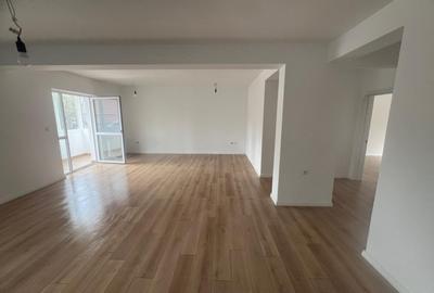 Apartament cu 3 camere decomandat în Calea Moldovei