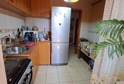 3  camere  decomandate , centrala pe gaze, zona Dacia -Farmacris ,pod util , SUD - 3