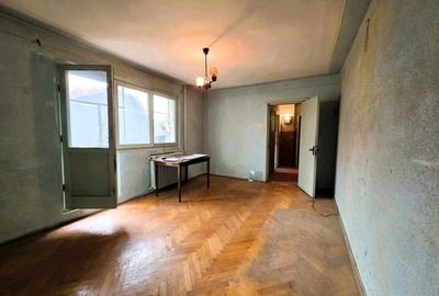 Apartament cu 3 camere semidecomandat în Tătărași