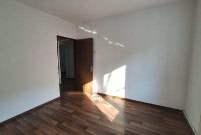 Apartament cu 3 camere decomandat în Dristor