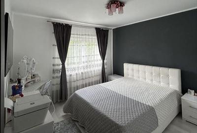 Apartament cu 3 camere decomandat, mobilat în Craiovița Nouă