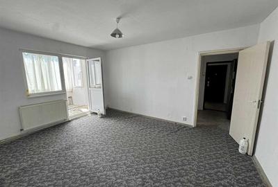 Apartament cu 4 camere semidecomandat în Centrul Civic