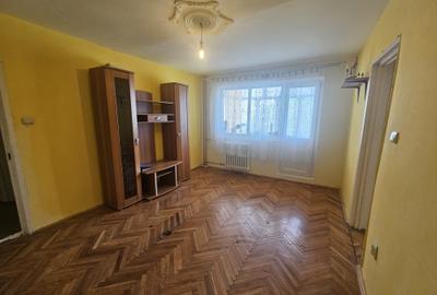 Apartament cu 4 camere semidecomandat în Soarelui