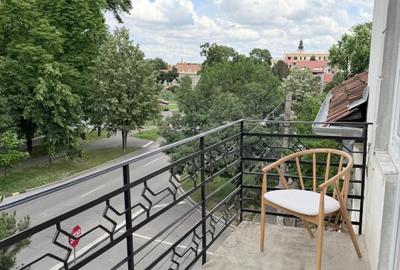 Apartament cu 3 camere semidecomandat, mobilat în Ultracentral
