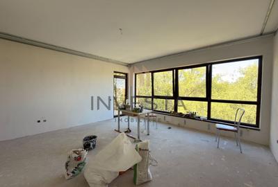 Apartament cu 3 camere semidecomandat în Andrei Mureșanu