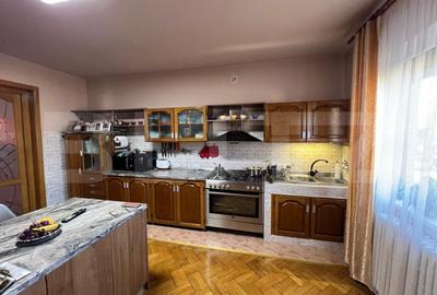 Casă individuală cu 10 camere în Cloșca