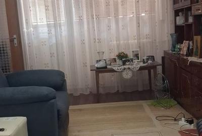 Apartament cu 3 camere decomandat în Drumul Taberei