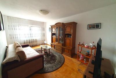 Apartament cu 3 camere decomandat în Astra