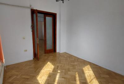Vanzare 3 sau 4 camere in vila robustă Cotroceni la etajul 1, intrare separată - 10