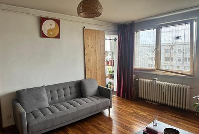 Apartament cu 3 camere semidecomandat, mobilat în Dristor