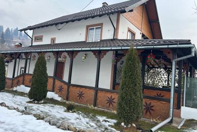 Casă de vânzare mai multe detalii la nr 0756709977 - 6