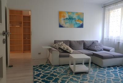 Apartament cu 3 camere semidecomandat, mobilat în P-ța Unirii
