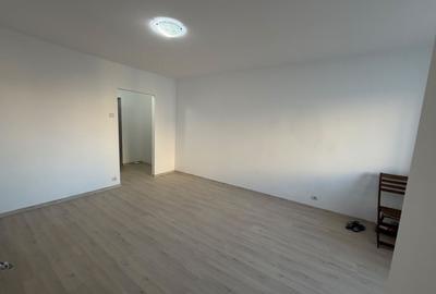 Garsonieră decomandată în Titan
