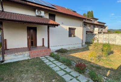 Casă individuală cu 5 camere în Bujoreni