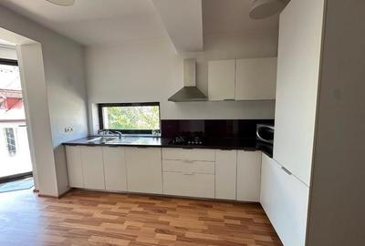 Apartament cu 3 camere semidecomandat în P-ța Victoriei