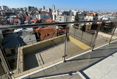 Apartament cu 5 camere semidecomandat, mobilat în P-ța Romană