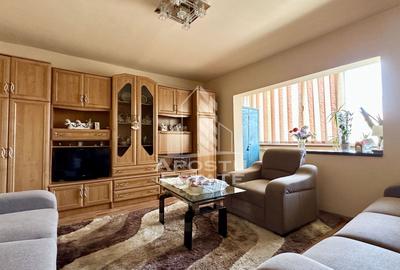 Apartament cu 3 camere decomandat, mobilat în Aradului
