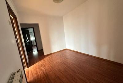 Apartament cu 3 camere decomandat în Piața Nouă