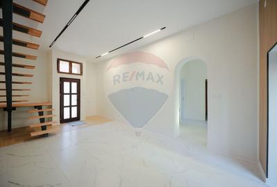 Apartament cu 4 camere de vânzare, ultracentral - 2