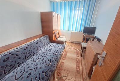 Apartament cu 3 camere semidecomandat în Mioriței
