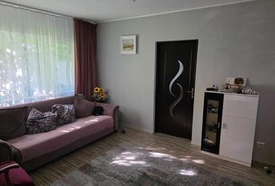 Apartament cu 3 camere semidecomandat în Podu Roș