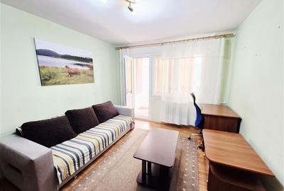 Apartament cu 3 camere semidecomandat în Podu Roș