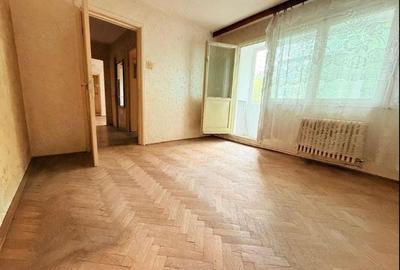 Apartament cu 3 camere semidecomandat în Podu Roș