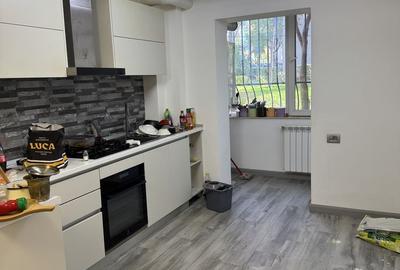 Apartament cu 3 camere semidecomandat în Tomis II