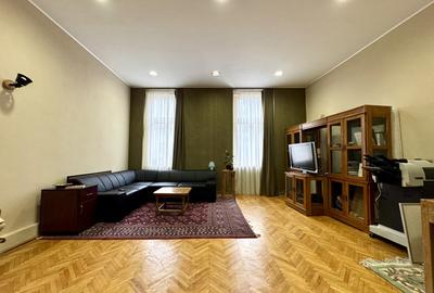 Apartament cu 3 camere semidecomandat, mobilat în Central