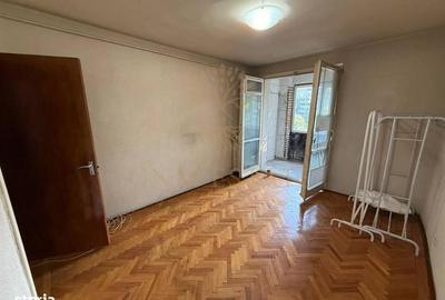 Apartament cu 4 camere semidecomandat în Basarabia