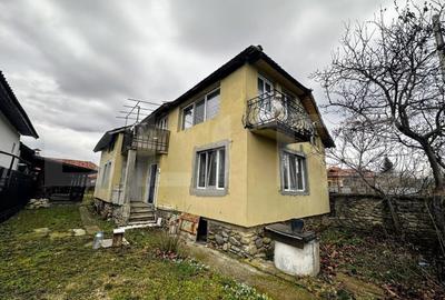 Casă individuală cu 4 camere în Stănești