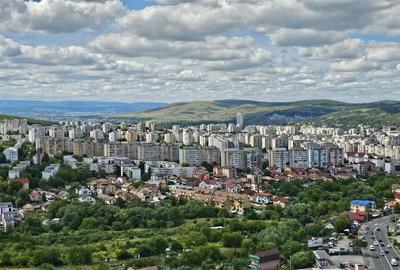Apartament cu 3 camere semidecomandat, mobilat în Zorilor