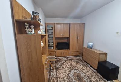 Apartament cu 2 camere semidecomandat, mobilat în Decebal