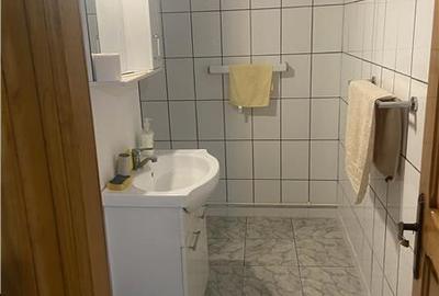 Apartament 3 camere , strada Bucegi - Policlinica 2,   etaj 1 3 , decomandat , i - 4