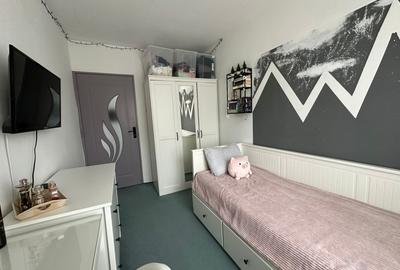 Apartament cu 3 camere semidecomandat, mobilat în Aradului