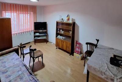Apartament cu 3 camere decomandat în Astra