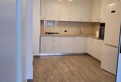 Apartament cu 3 camere decomandat în Tractorul