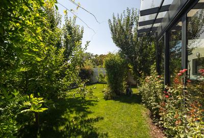Casă individuală, elegantă, discretă, lumină naturală și confort autentic - 50