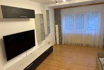 Apartament cu 3 camere decomandat în Girocului