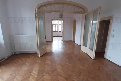 Apartament cu 4 camere decomandat în Calea Călărașilor