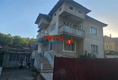 Casă individuală cu 8 camere în Ampoița