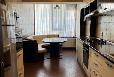 Apartament cu 2 camere decomandat, mobilat în