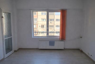 Apartament cu 3 camere decomandat în P-ța Muncii